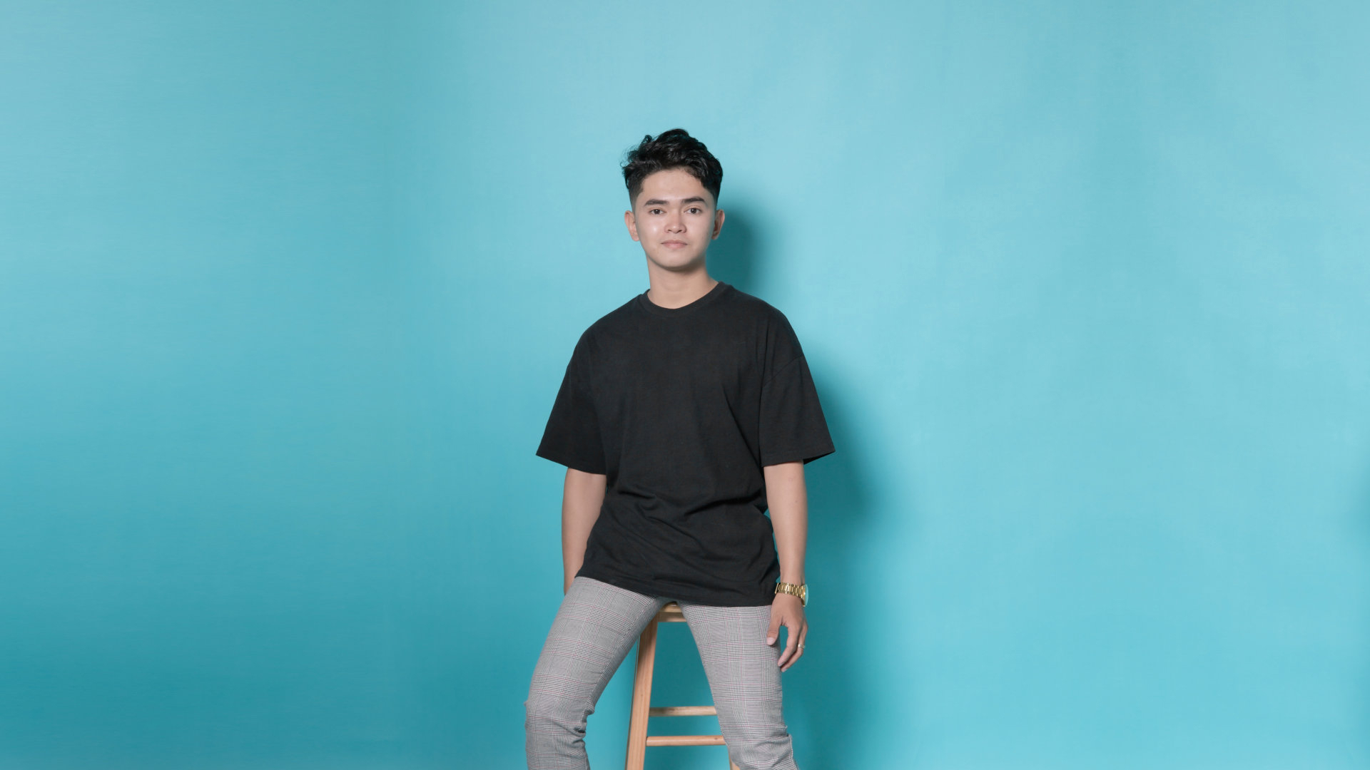 Jun Dave Wamar sitting